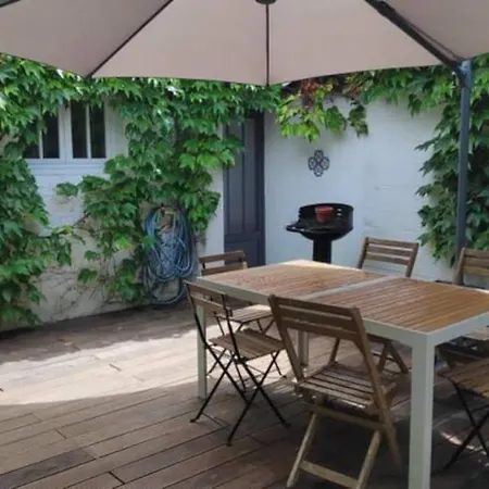 Maison Calme Avec Terasse Proche Centre Holiday home La Rochelle (Charente-Maritime)